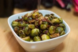 quinoa con cavolini di bruxelles, mandorle e uvetta